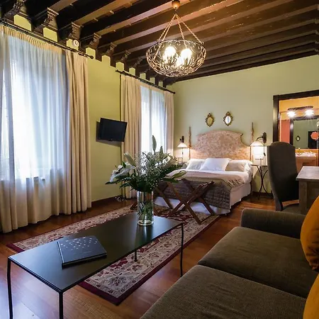Palacio De Mariana Pineda 4*